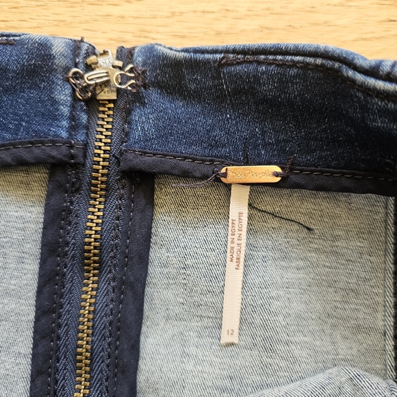 Free People Size 12 Denim Mini Skirt Two-tone Light and Dark Wash Stretchy Zip - Picture 4 of 7